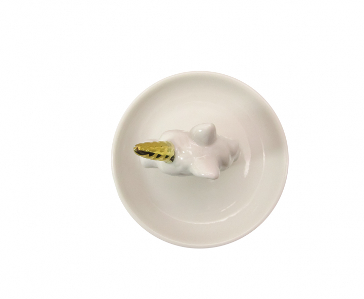 DECOR CERAMICO UNICORNIO SOBRE PLATO (11X8X11) BLANCO/DORADO