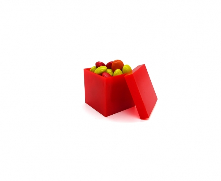 CAJITA PLASTICO CUBO (4X4CM) ROJO